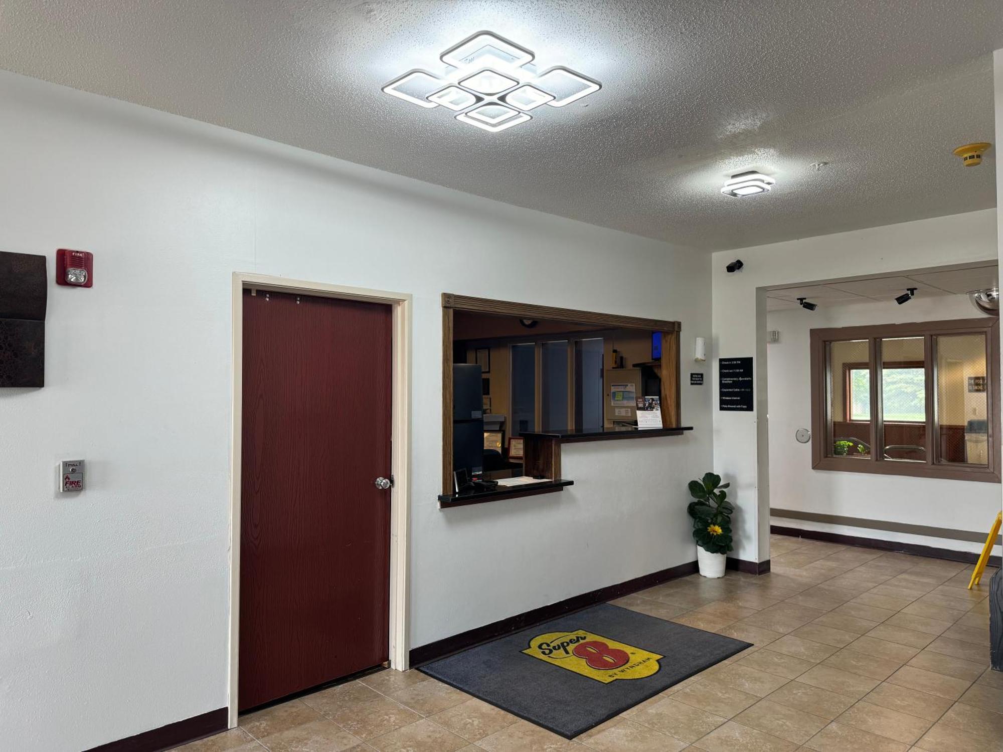 Super 8 By Wyndham Mason City Εξωτερικό φωτογραφία
